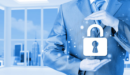 Sininen kuva jossa ihminen pitää piirrettyä lukon kuvaa käsien välissä rintakehän edessä